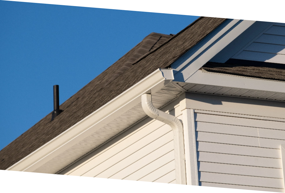 Workman-install-tile-on-roof-of-new-house-under-construction-2@2x.webp